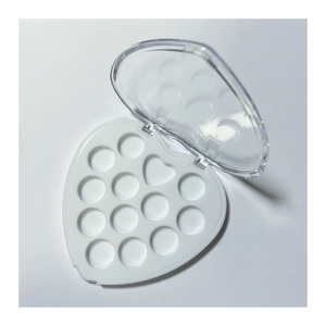 Многоцветная коробка теней для век в форме сердца с прозрачной крышкой XQ94905