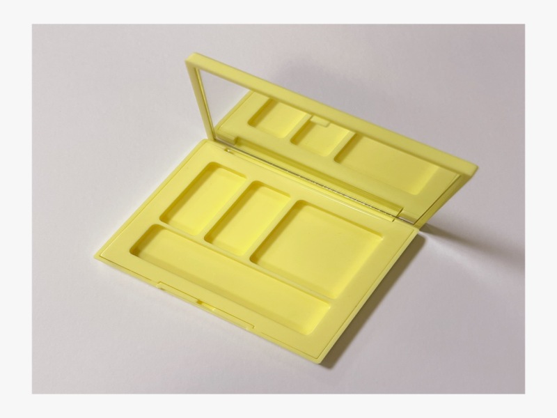 3 Compartment Eye shadow box with Brush Slot XQ79504