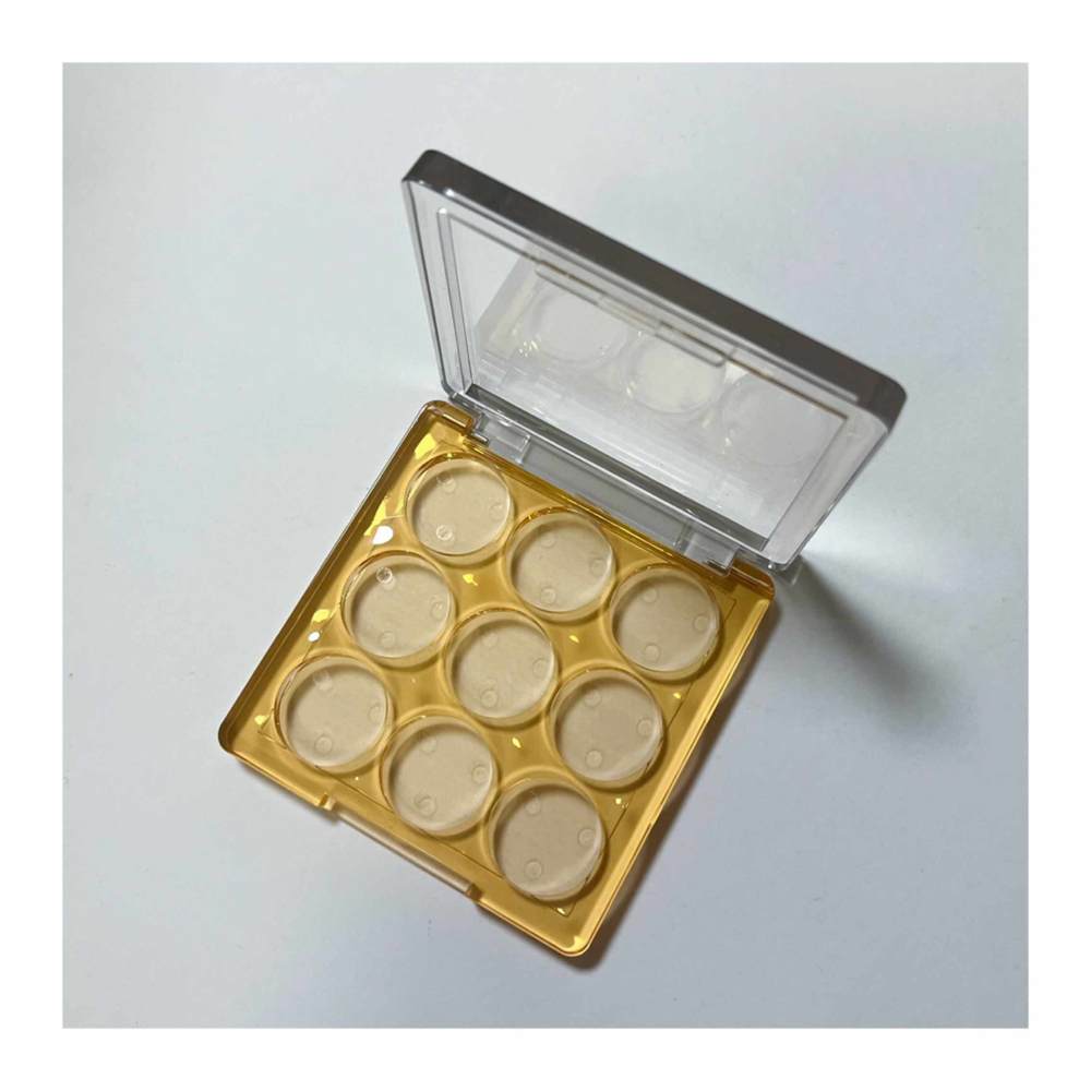 원형 수납공간이 포함된 9컬러 아이섀도 박스 XQ91002