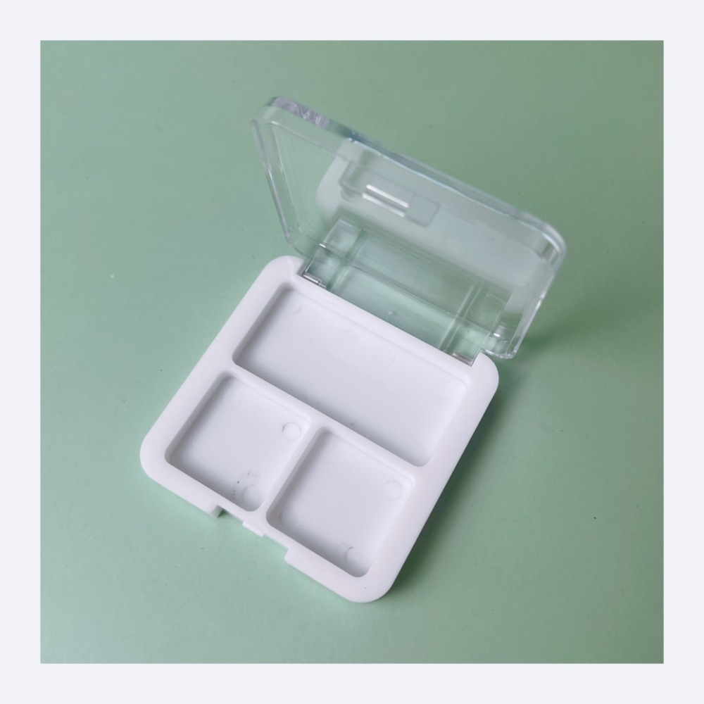 투명 뚜껑이 있는 3칸 아이섀도 상자 XQ93603