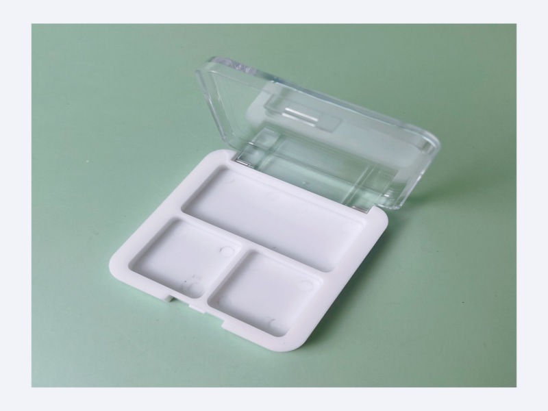 투명 뚜껑이 있는 3칸 아이섀도 상자 XQ93603