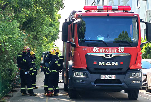 Пожарные посетили нашу компанию для проведения противопожарных учений и обучения наших сотрудников использованию огнетушителей и пожарных гидрантов.
