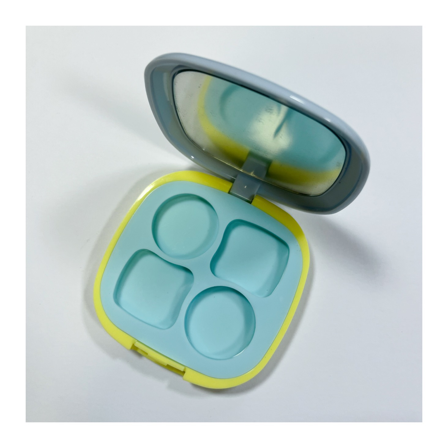 Eyeshadow Palette 4-Grid Makeup Box Empty Cosmetic Plate Powder Container Case QF07603