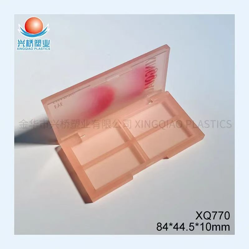 Four-compartment eyeshadow palette packaging
